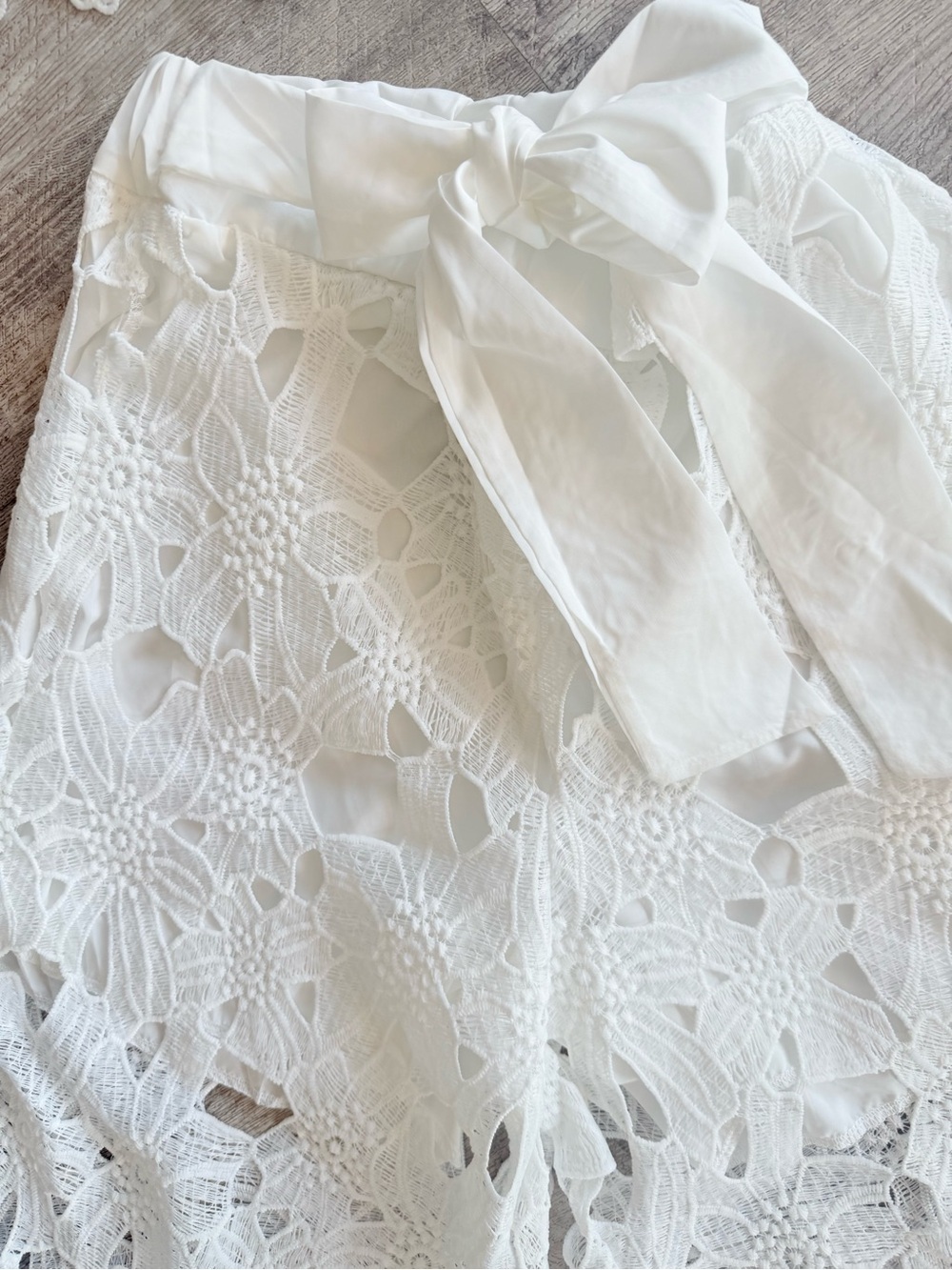 Designer Inspired White Floral Cutout 2pc Set with Wide Leg Pants and Top NEW - Picture 6 of 11